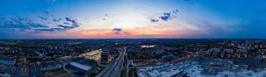 Akşam Katowice 'nin panoramik hava aracı fotoğrafı