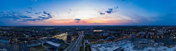 Drone panoramique photo aérienne de Katowice le soir — Photo