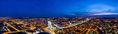 Geceleri Katowice Merkezi 'nde panoramik insansız hava aracı görüntüsü
