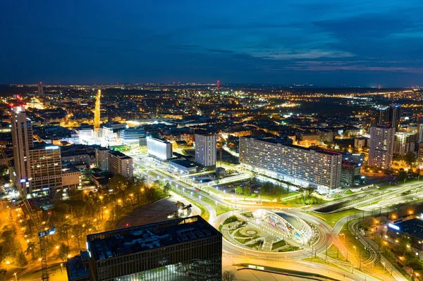 Vista aérea do drone no centro de Katowice à noite — Fotografia de Stock