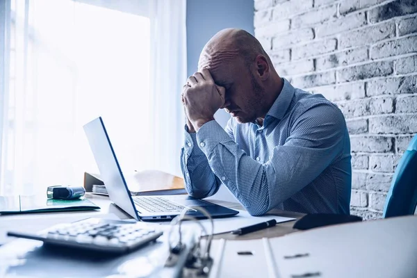 Besorgter verwirrter Mann im Hemd arbeitet am Laptop — Stockfoto