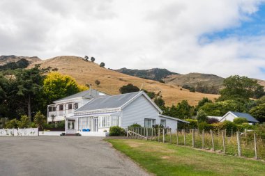 Tipik ev Akaroa hills, South Island, Yeni Zelanda