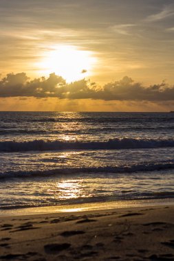 Gün batımında sahilde dalgalar