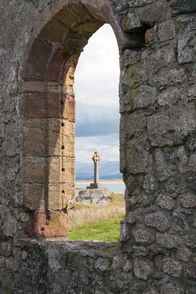 Croix celtique et vestiges de l'église St Dynwen, Llandwyn, Angles — Photo