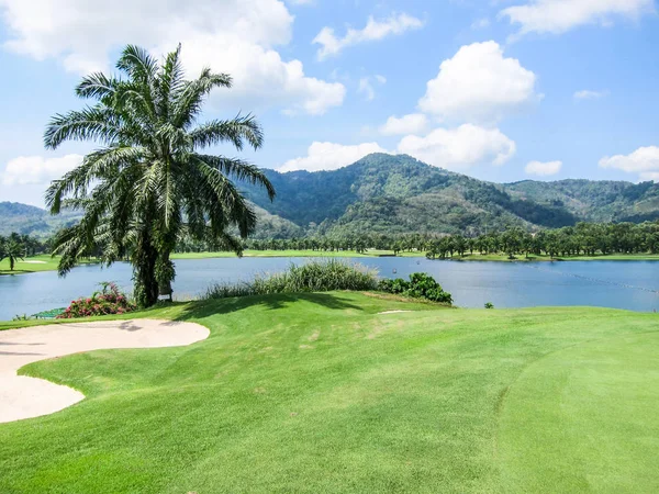 Görüntülemek göl ve dağlar, Loch Palm golf club, üzerinde Phuket, Thail
