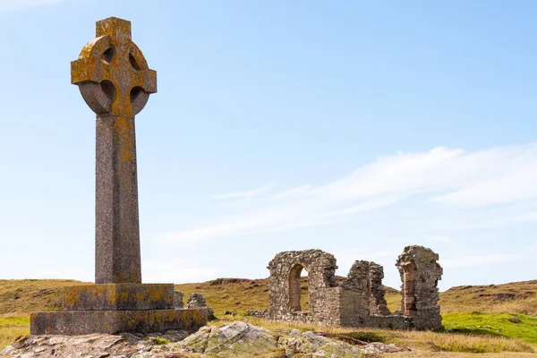 Keltský kříž a pozůstatky St Dynwen kostel, Llandwyn, úhly — Stock fotografie