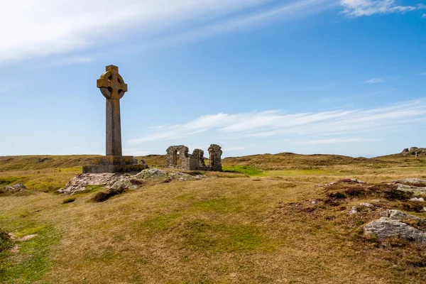 Keltský kříž a pozůstatky St Dynwen kostel, Llandwyn, úhly — Stock fotografie