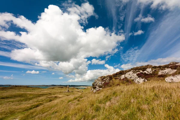 Formazione di nubi sull'isola di Llanddwyn, Anglesey, Gwynedd, Galles — Foto Stock