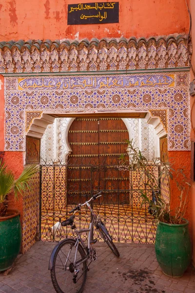 Puerta y bicicleta marroquíes — Foto de Stock