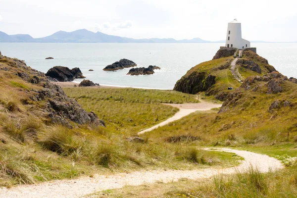 Cesta do starého majáku, Llanddwyn, Anglesey, Gwynedd, Wales, — Stock fotografie