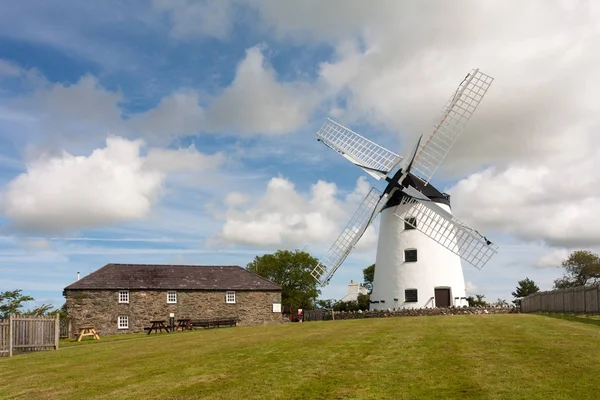 Llynon mill and farm, Llandeusant, Anglesey, Wales, Reino Unido —  Fotos de Stock