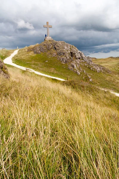 暗い雲、アングルシー、グウィネズ、W と Llanddwyn 島に渡る — ストック写真