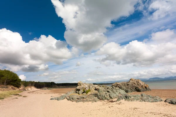 Βράχια και σχηματισμό νεφών πάνω από το νησί Λάντγουιν, Anglesey, Gwyn — Φωτογραφία Αρχείου