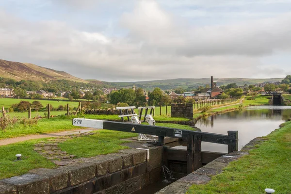 Porte d'écluse 27 et livre sur le canal étroit de Huddersfield — Photo