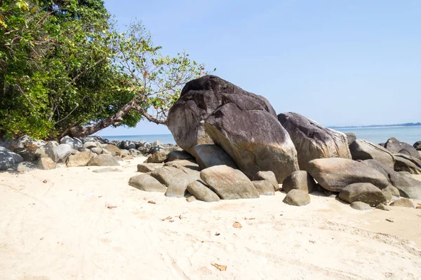 Kayaların üzerinde beyaz kum plaj, Nai Yang, Phuket, Tayland