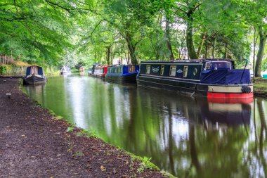 Narrowboats kanal havza içinde