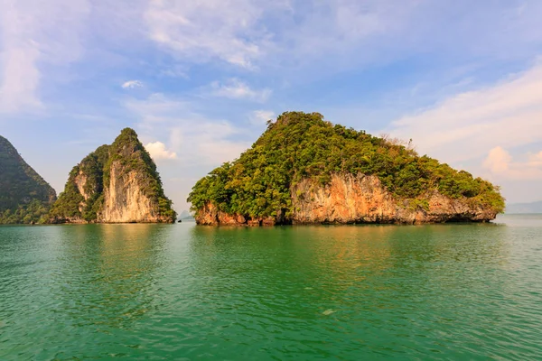 Affleurements calcaires, baie de Phang Nga, Thaïlande — Photo