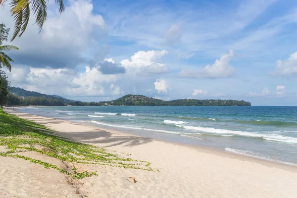 Playa de Bang Tao, Phuket, Tailandia, en un hermoso y soleado día — Foto de Stock