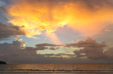 gün batımında bulutlar