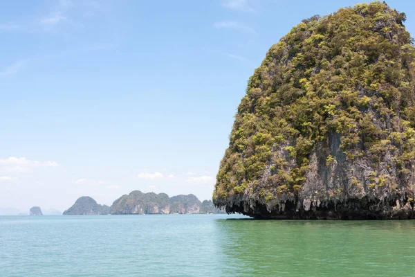 Îles calcaires pittoresques dans la baie de Phang Nga, Phuket, Thaïlande — Photo
