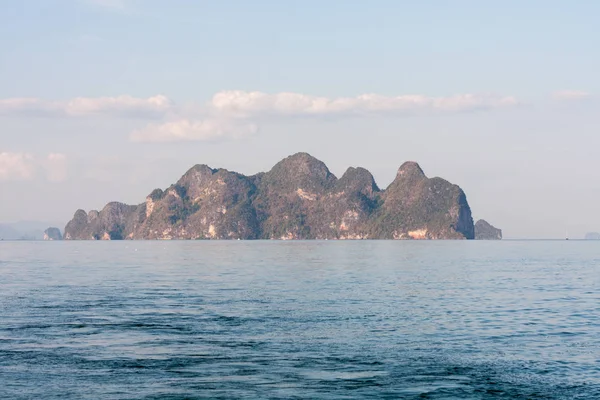 Natursköna kalksten öar i Phang Nga Bay, Phuket, Thailand — Stockfoto