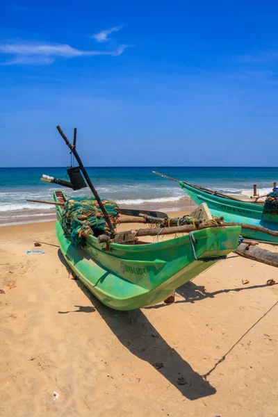 伝統的なスリランカの釣りボート、ビーチ、コロンボ、スリランカ — ストック写真