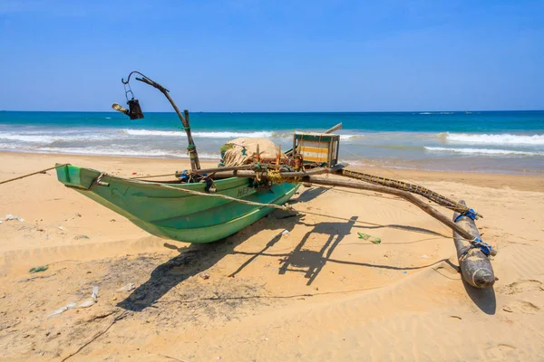 Tradicional, barco de pesca de Sri Lanka, playa, COlombo, Sri Lanka — Foto de Stock