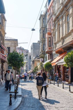 İnsanlar alışveriş yapıyor