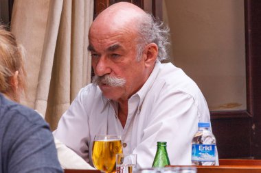 Türk adam oturdu bar 