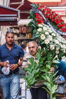 Adam taşıma çelenk