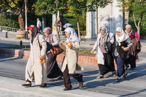 Muslimische Frauen überqueren die Straße — Stockfoto