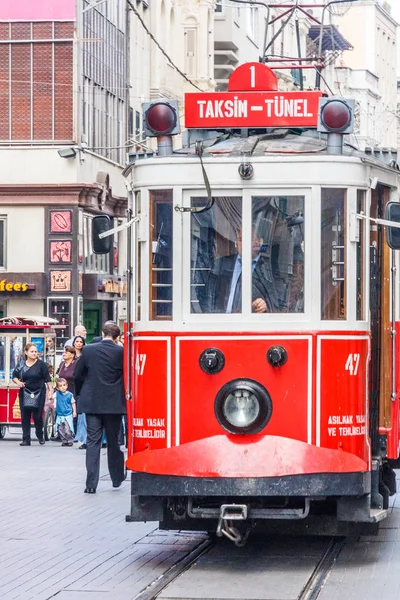 Retro tram op Istiklal Caddesi — Stockfoto