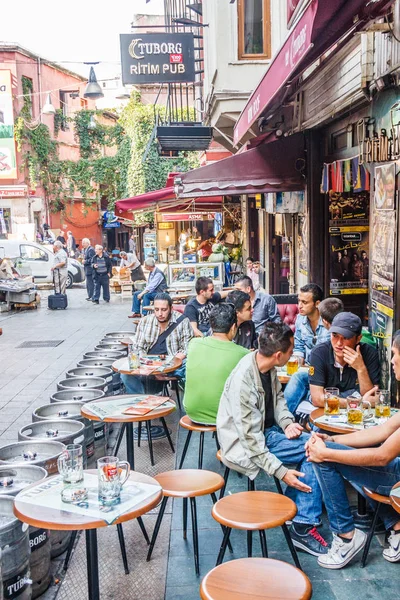 İnsanların restoranlarda oturdu