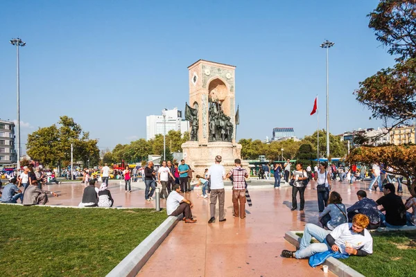 People walking and relaxing — Stock Photo, Image