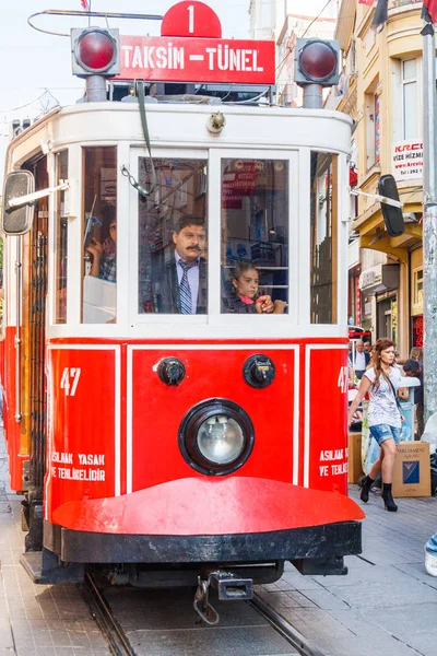 Retro tram on Istiklal Caddesi — Stock Photo, Image