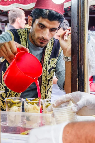 Meyve içecekler hazırlamak satıcı içecekler.