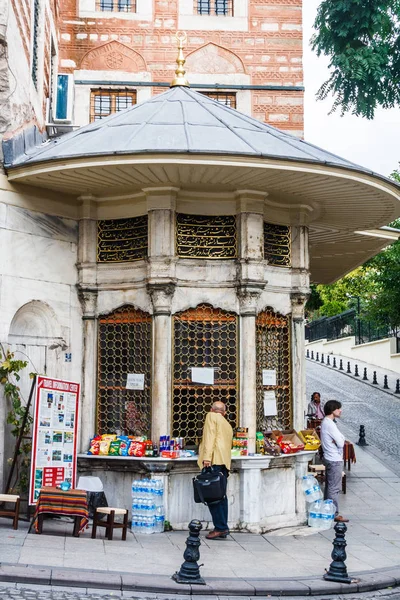 Kiosk na rogu ulicy — Zdjęcie stockowe