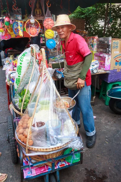 Vendedor de comida de rua em Chinatown . — Fotografia de Stock