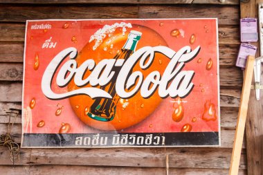 Tahta duvarda Tayland 'da Coca Cola tabelası.