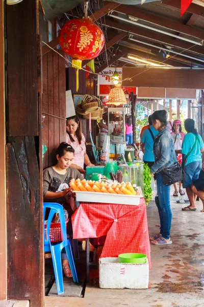 Proveedores y clientes en el mercado flotante . — Foto de Stock