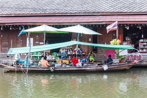 Vendors and customers at the floating market. — Stock Photo, Image
