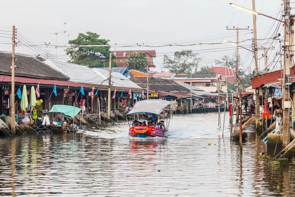 Un bateau plein de touristes descend le marché flottant . — Photo