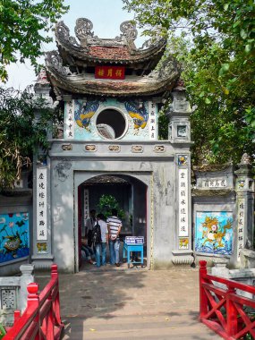 Hoan Kiem göl parkına giriş kapısı,