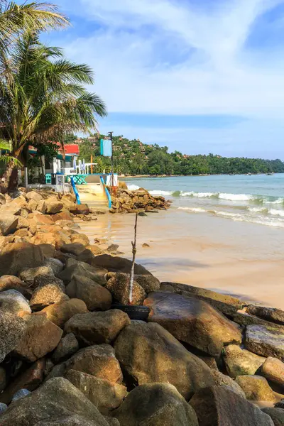 Skały i restauracja na plaży na południowym końcu plaży Bang Tao — Zdjęcie stockowe