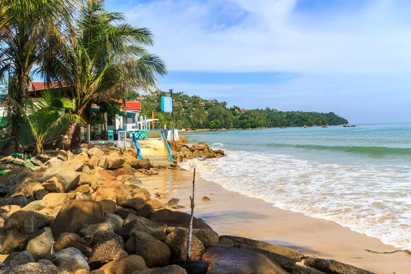 Felsen und Strandrestaurant am südlichen Ende von bang tao beach — Stockfoto