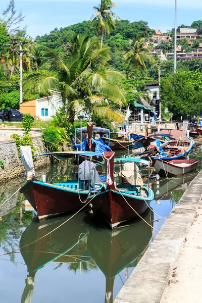 Barcos amarrados en el canal detrás de la playa de Bang Tao —  Fotos de Stock