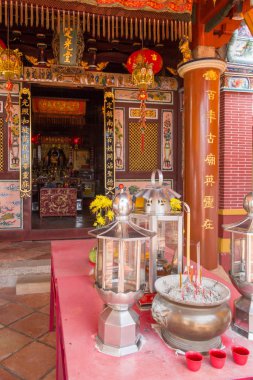 Phuket Kasabası 'ndaki Phang Nga Yolu' ndaki huzurlu ışık tapınağı.