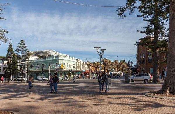 People strolling along Manly promenade. — Stock Photo, Image