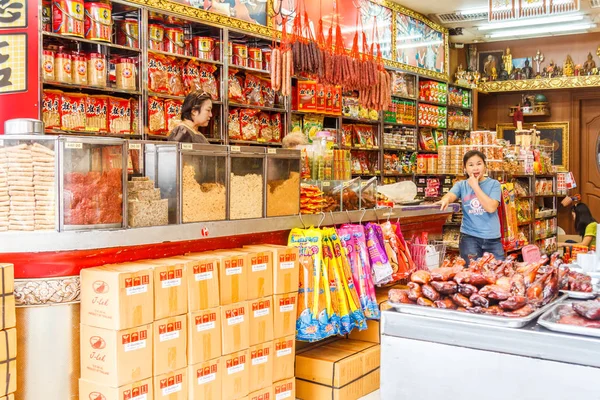 Typical grocery shop on Yaowarat Road — Stock Photo, Image