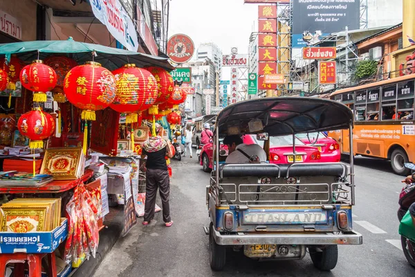 Tuk tuk on Yaowarat road. — Stock Photo, Image